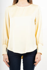 modella indossando Blusa over in raso cangiante con maniche palloncino colore