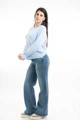 modella indossando Maglione primaverile girocollo in misto cotone colore