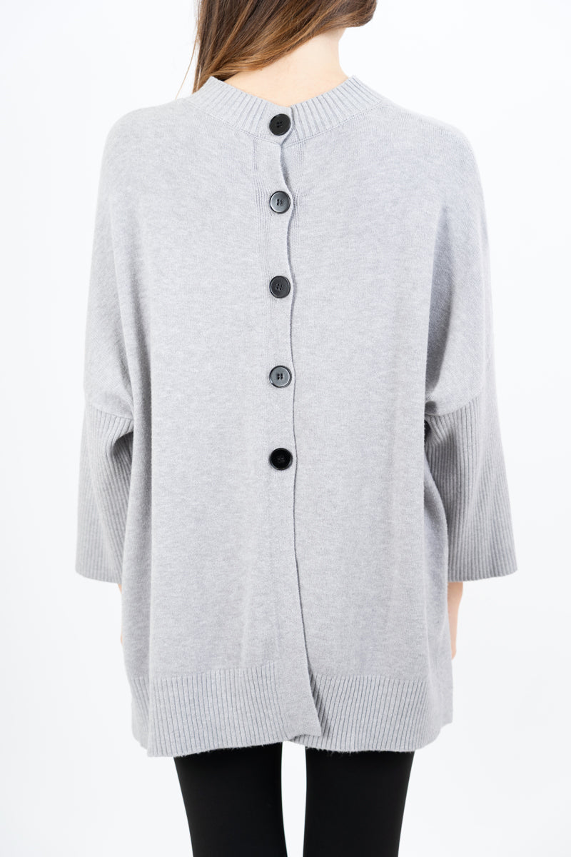 modella indossando Maglia lunga in misto viscosa con bottoni sul retro colore