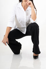 modella indossando Camicia avvitata in cotone elasticizzato bianca colore