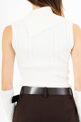 modella indossando Maglia smanicata a trecce con collo alto e bottoni laterali colore