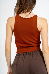 Top smanicato in maglia di viscosa con fondo a costina