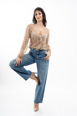 modella indossando Cardigan in pizzo floreale trasparente con scollo V colore