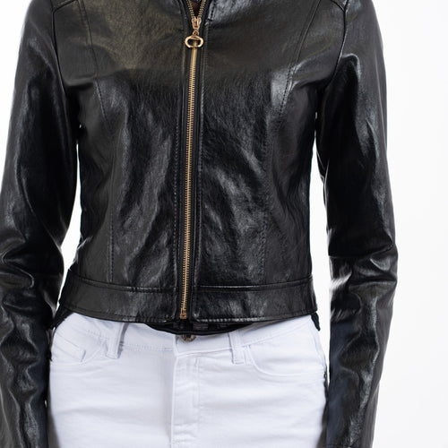 modella indossando Giacca in ecopelle morbida nera con zip frontale e collo coreano colore Nero