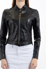 modella indossando Giacca in ecopelle morbida nera con zip frontale e collo coreano colore Nero