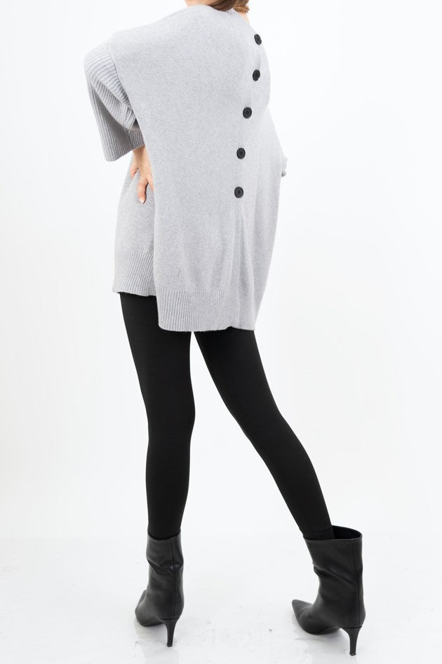 modella indossando Maglia lunga in misto viscosa con bottoni sul retro colore