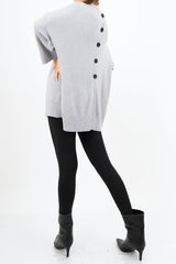 modella indossando Maglia lunga in misto viscosa con bottoni sul retro colore