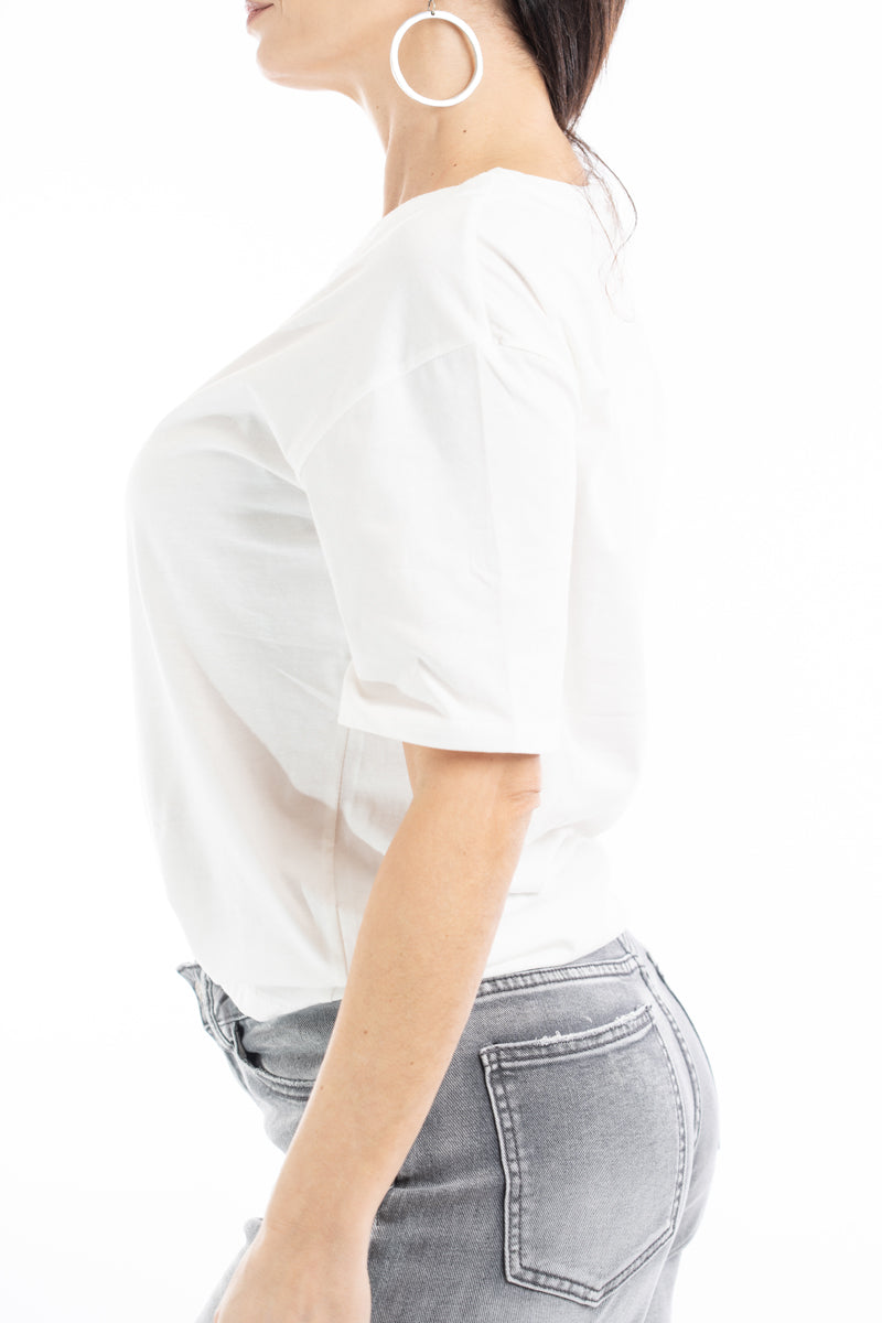 modella indossando T-shirt scritta “Pure secondo me è come dico io” colore