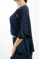 modella indossando Cardigan leggero in maglia con manica pipistrello e linea morbida colore