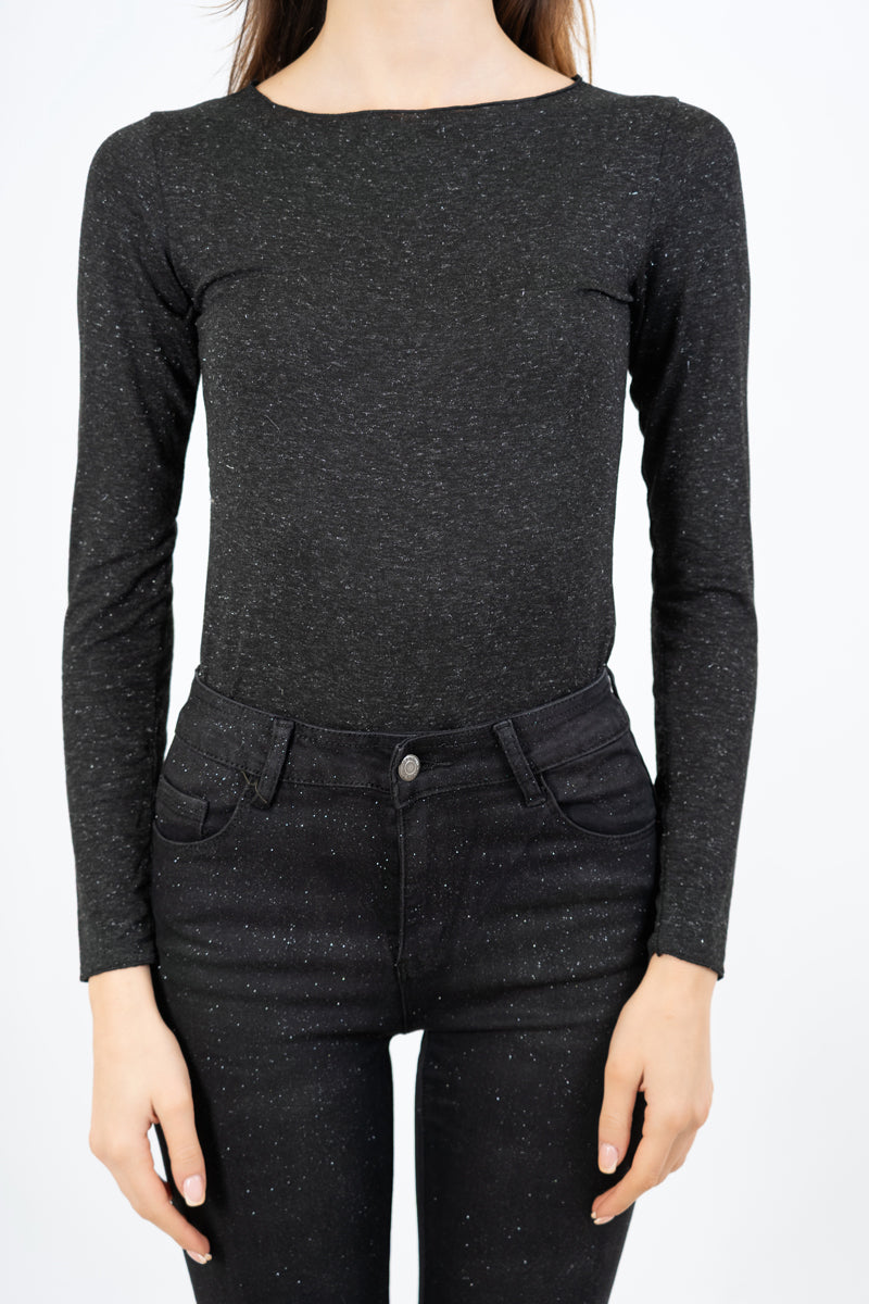 modella indossando Maglia basic girocollo in viscosa elasticizzata con filo laminato colore Nero Unica