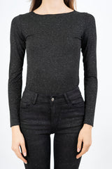 modella indossando Maglia basic girocollo in viscosa elasticizzata con filo laminato colore Nero Unica