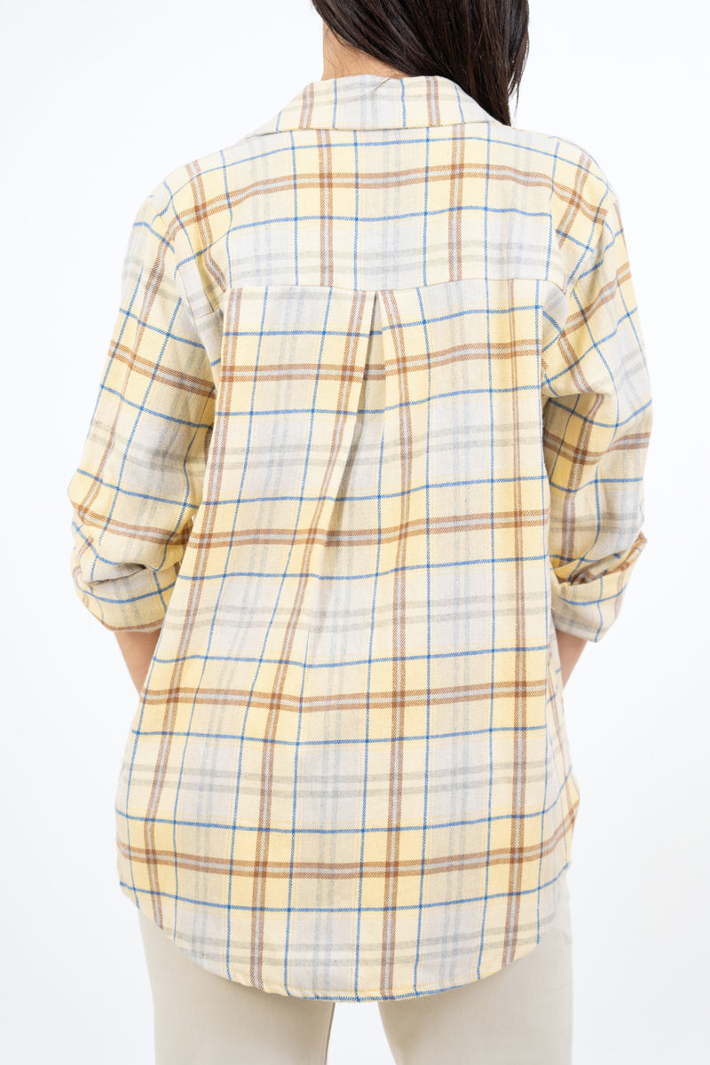 modella indossando Camicia flanella leggera a quadri in cotone colore