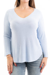 modella indossando Maglia over scollo V in misto viscosa con bordo pulito colore Celeste Unica