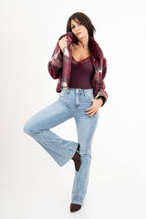 modella indossando Jeans flare in denim elasticizzato – Lavaggio chiaro colore