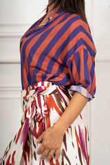 modella indossando Camicia in Cotone Leggero a Righe Bicolore Made in Italy colore