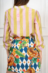 modella indossando Camicia Collo Coreana in Tencel a Righe Multicolor colore