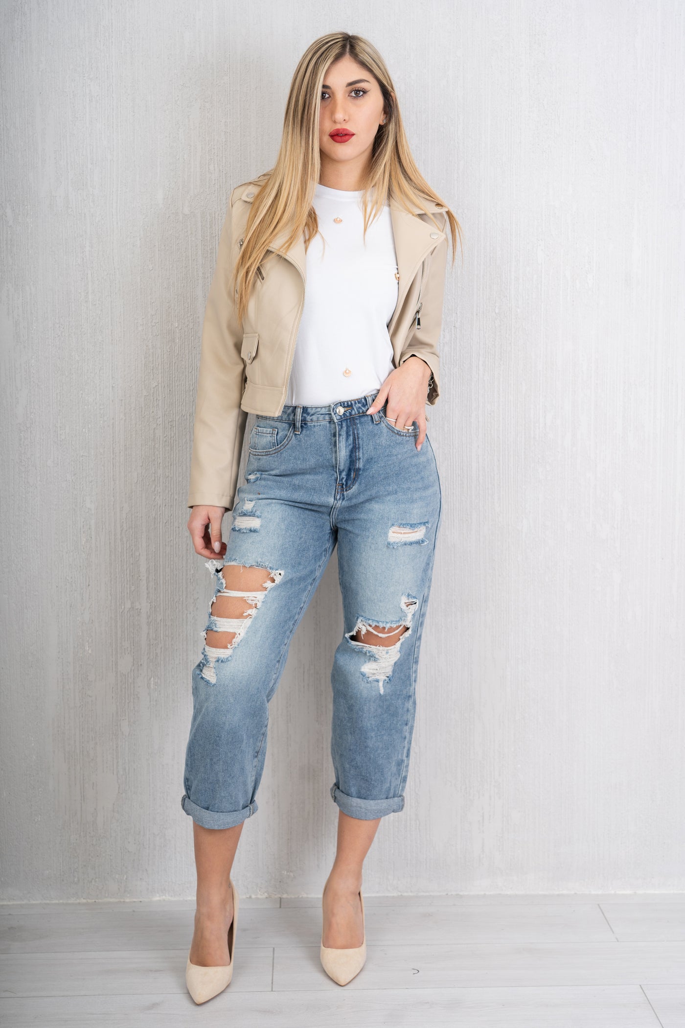 Jeans mom fit con rotture