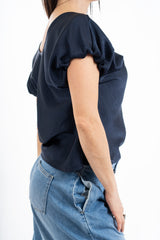 modella indossando Blusa effetto raso cangiante con scollo V e manica con cucitura interna colore