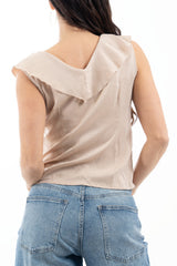 modella indossando Blusa smanicata con scollo a V e balza incrociata colore