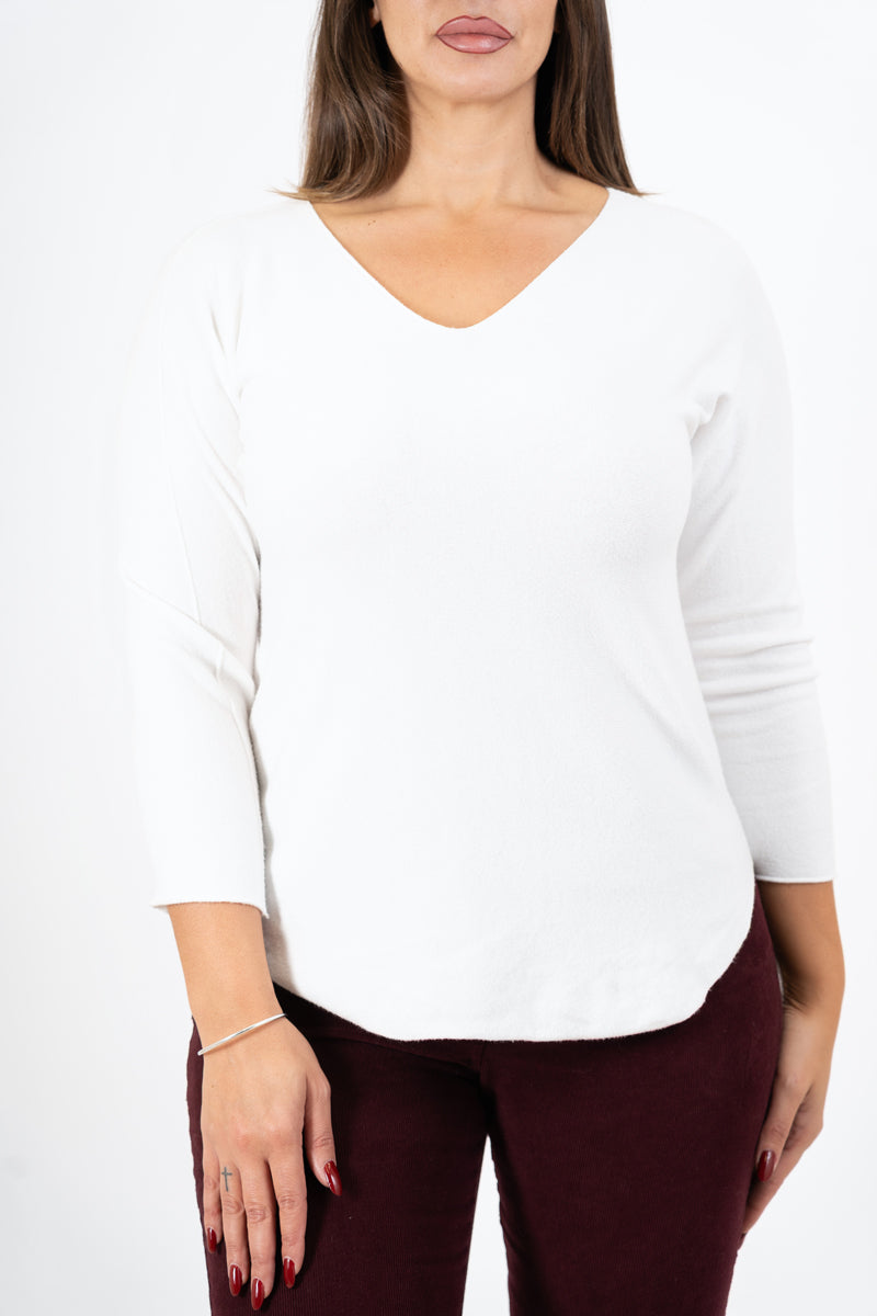 modella indossando Maglia SoftVibe in misto viscosa scollo a V colore PANNA Unica