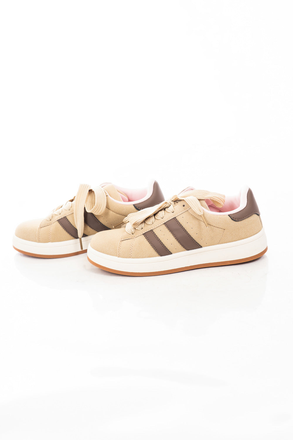 modella indossando Sneakers basse in ecocamoscio con lacci larghi e suola platform colore
