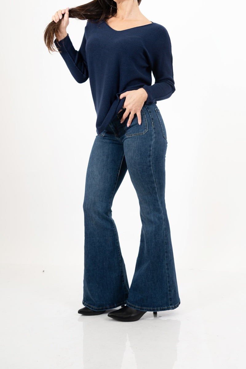 modella indossando Maglia over con scollo a V e orlo stondato in viscosa colore