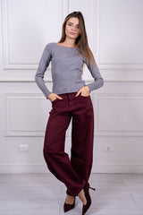 modella indossando Maglia Solenne scollo spalle colore