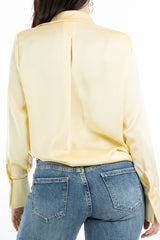 modella indossando Blusa in raso collo camicia con fondo elasticizzato colore