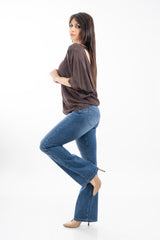 modella indossando Jeans flare push-up in denim elasticizzato a vita media colore