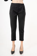 modella indossando Pantalone in poliviscosa con elastico in vita e gamba dritta – Nero colore