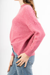 modella indossando Maglia girocollo morbida a spalla scesa in filato caldo colore