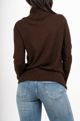 modella indossando Maglione over con collo alto in filato morbido e caldo colore