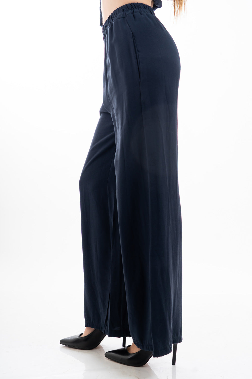 modella indossando Pantalone palazzo con elastico in vita in tela fluida misto viscosa colore Blu Unica