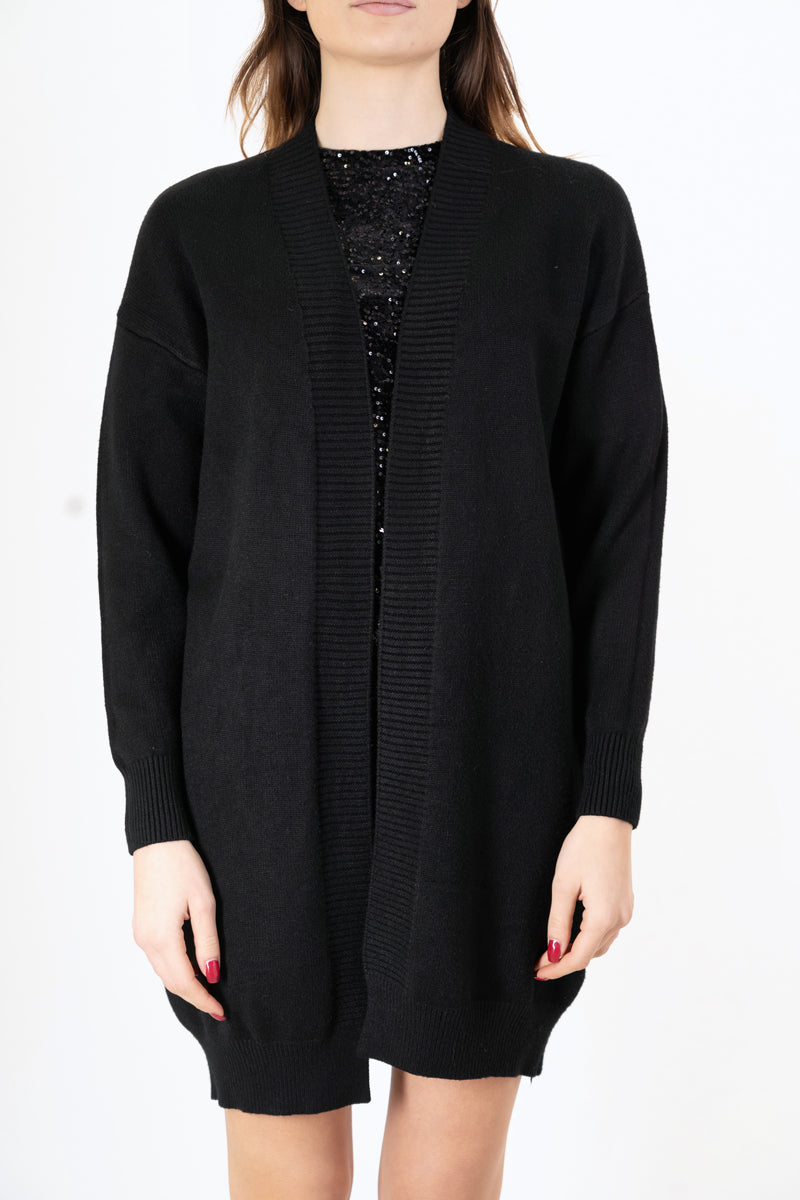 modella indossando Cardigan lungo misto viscosa con bordatura a coste colore