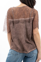 modella indossando Maglia over in viscosa con inserti in pizzo floreale colore