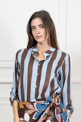 modella indossando Camicia Collo Coreana in Tencel a Righe Multicolor colore Marrone-Celeste Unica