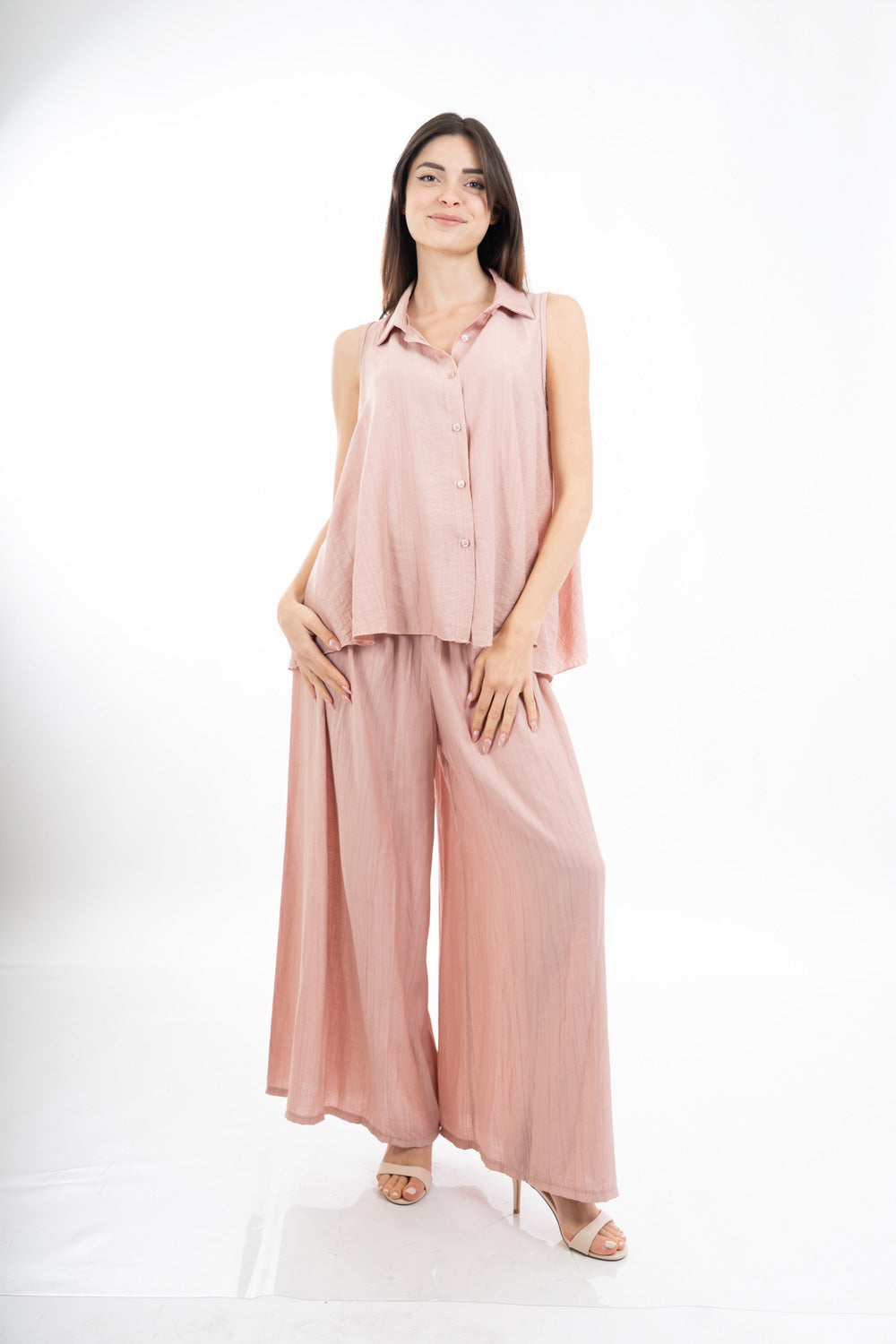 modella indossando Camicia smanicata svasata in viscosa EasyWave no stiro con bottoni colore