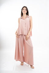 modella indossando Camicia smanicata svasata in viscosa EasyWave no stiro con bottoni colore