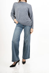 modella indossando Maglia girocollo morbida a spalla scesa in filato caldo colore