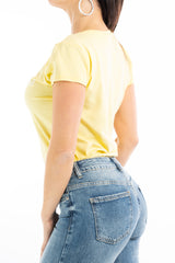 modella indossando T-shirt ricamata “Ho Sempre Ragione” con cuore colore