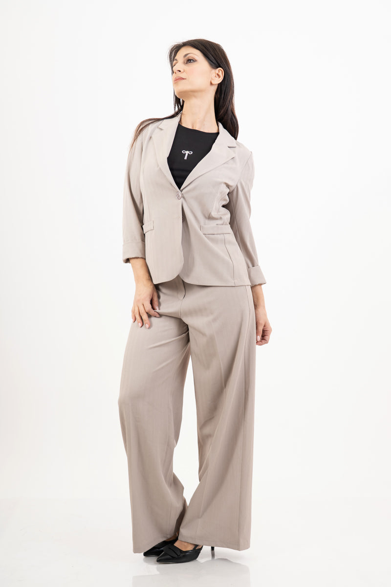 modella indossando Giacca avvitata rigata spinata beige colore