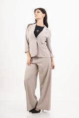 modella indossando Giacca avvitata rigata spinata beige colore