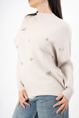 modella indossando Maglia over con applicazioni gioiello e collo morbido colore