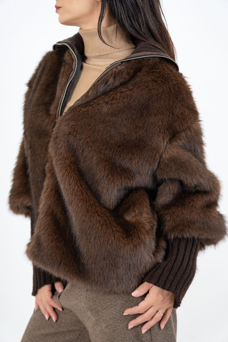 modella indossando Pelliccia ecologica con collo alto a coste e taglio over colore