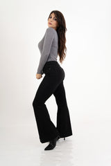 modella indossando Jeans flare in cotone stretch – Nero intenso colore Nero