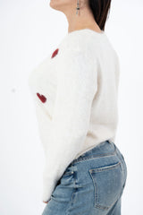 modella indossando Maglia morbida con cuori jacquard in filato mohair colore