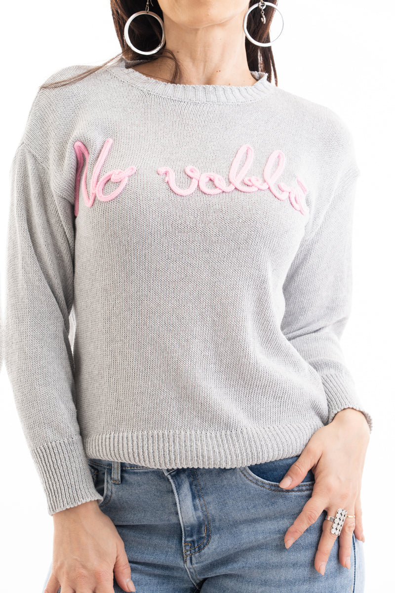 modella indossando Maglia over 100% cotone con scritta ricamata “No Vabbé” colore Grigio-Rosa Unica