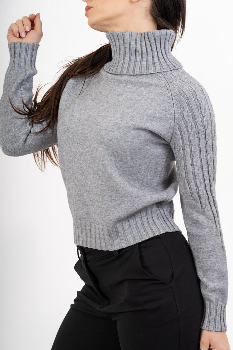 modella indossando Dolcevita CozyCable spalle treccia colore Grigio Unica