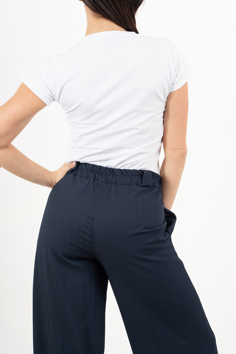 modella indossando T-shirt in cotone elasticizzato con applicazioni gioiello fiocco colore