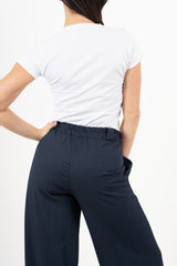 modella indossando T-shirt in cotone elasticizzato con applicazioni gioiello fiocco colore
